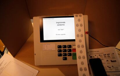 Así es la maquina que contabiliza e imprime los comprobantes de votos electrónicos. 