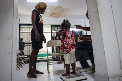 Un médico pesaba a una niña en el hospital del barrio de Solano en Puerto Príncipe, el 9 de mayo. "Necesitamos una fuerza de intervención de seguridad, pero también una respuesta humanitaria sólida", afirma Jean-Martin Bauer, director para Haití del Programa Mundial de Alimentos. "Haití nunca estará en paz mientras la mitad de sus ciudadanos pasen hambre". 