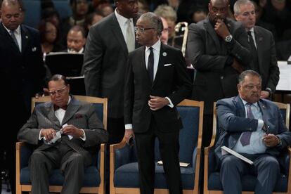 Los líderes religiosos (de izquierda a derecha) Louis Farrakhan, Al Sharpton y el reverendo Jesse Jackson en el funeral de la reina del soul. 