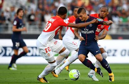 Mbappé y Fabinho, del Mónaco, disputan la pelota a Verratti, centrocampista del PSG durante la Supercopa que ganaron los parisinos.