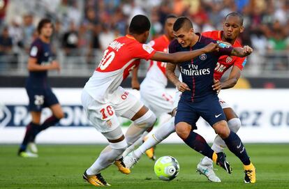 Mbapp&eacute; y Fabinho, del M&oacute;naco, disputan la pelota a Verratti, centrocampista del PSG durante la Supercopa que ganaron los parisinos.