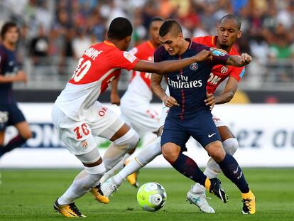 Mbapp&eacute; y Fabinho, del M&oacute;naco, disputan la pelota a Verratti, centrocampista del PSG durante la Supercopa que ganaron los parisinos.