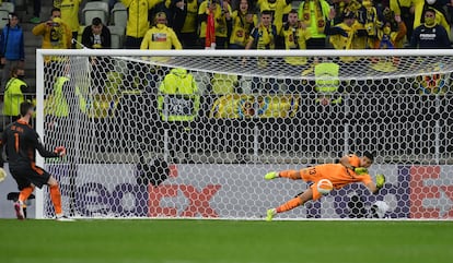 Rulli detiene el penalti definitivo a De Gea.