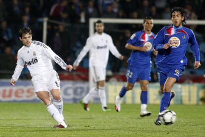 Gago pasa el balón ante Parejo en el partido del jueves en Getafe.