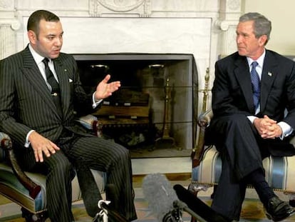 El rey de Marruecos, Mohamed VI, en una reunión con el presidente de EE UU, George W. Bush, el 23 de abril de 2002 en Washington.