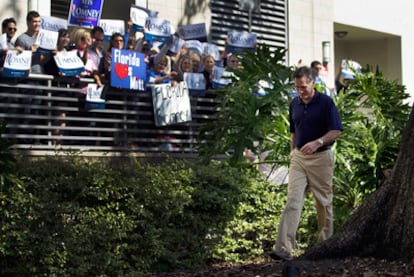 El aspirante republicano Mitt Romney tras hablar con la prensa en la sede de su campaña en Tampa.