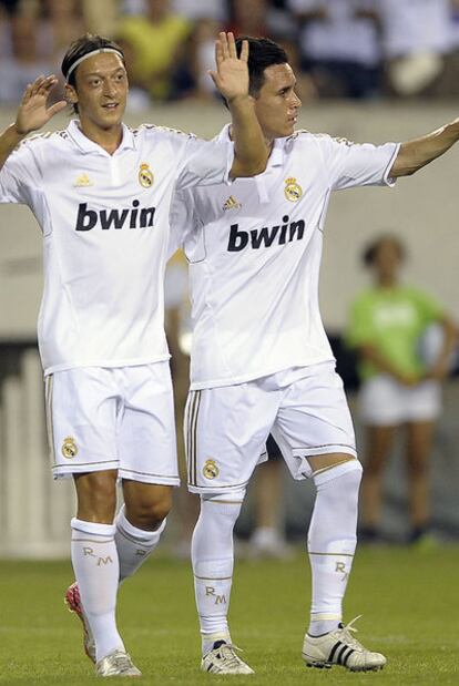 Benzema y Ozil celebran uno de los goles.