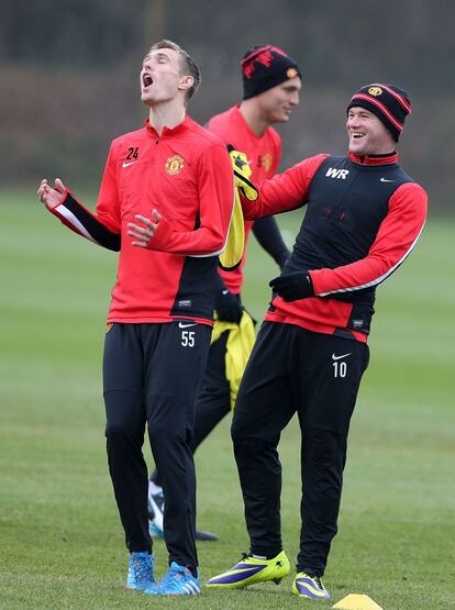 Darren Fletcher y Wayne Rooney bromean en un instante del entrenamiento del Manchester United.