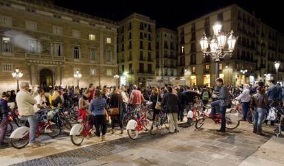 Concentración ayer por la noche en la plaza Sant Jaume en defensa de la bicicleta pública.