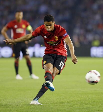 El delantero del Manchester United Marcus Rashford lanza la falta para marcar ante el Celta.