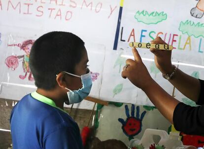 “¿Cuál letra es esta, papito?”, repite incansable. Ella le enseña en español y q'eqchi, la lengua maya que se habla en la zona. A la madre de César se le nota el alivio en los ojos: “Ha sido muy difícil estar un año con él en casa porque nosotros no sabíamos cómo hacerle. Ahora la 'seño' me lo explica a mí y yo soy la que se lo va enseñando despacito”. Es el rostro de la perseverancia.