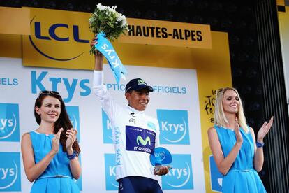 El colombiano Nairo Quintana festeja su maillot blanco que le señala como el mejor ciclista menor de 25 años en el Tour. El nacimiento del maillot se remonta a 1975 y, suprimido en 1988, volvió a usarse en el año 2000.