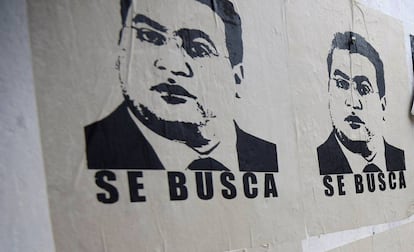 Imagen de un cartel con el rostro del exgobernador fugado