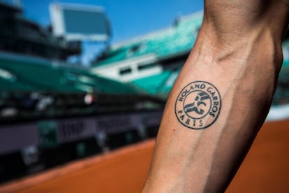 Un trabajador de Roland Garros luce un tatuaje dedicado al torneo, en París (Francia), el 25 de mayo de 2018.