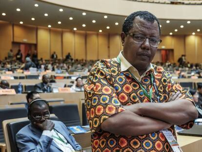 El profesor de Malawi, Melaku Tefera, en el edificio de la Unión Africana, en Addis Abeba.