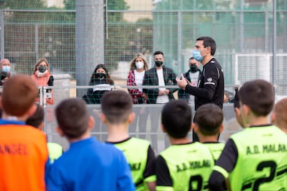 El árbitro Ángel Jiménez se dirige a futbolistas y aficionados en una charla previa a un partido en el campo del AD Malaka la semana pasada.