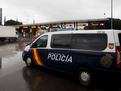 Un coche de la Policía Nacional en la entrada de MercaMadrid, durante la huelga de transportistas iniciada ayer en Madrid.