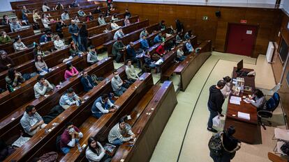 Cientos de personas se presentan este sábado a una prueba convocada por el Ministerio de Sanidad para acceder a las plazas ofertadas de Formación Sanitaria Especializada, en la Facultad de Derecho de la Complutense, en Madrid.