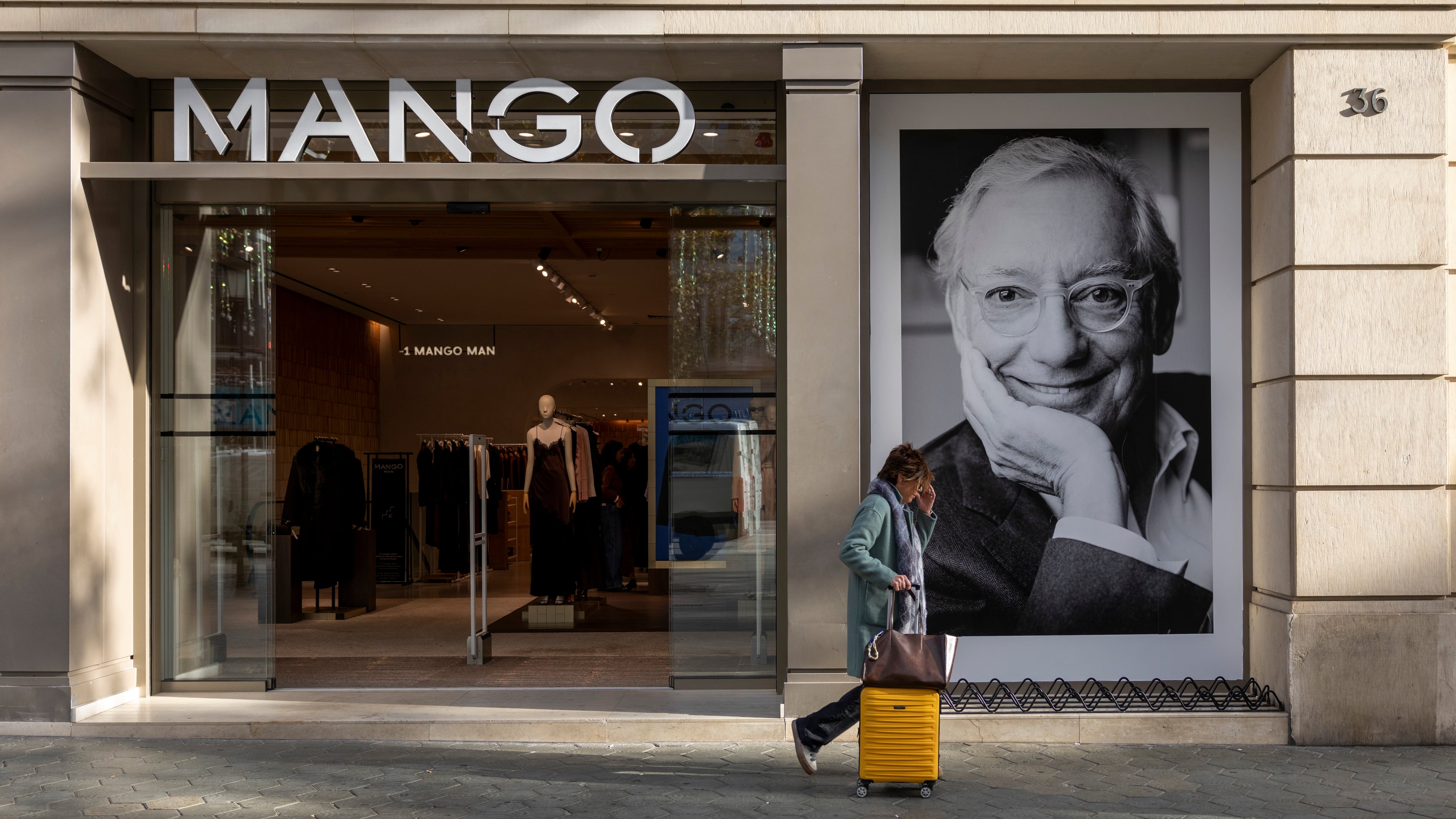 Homenaje a Isak Andic en una tienda Mango del paseo de Gràcia de Barcelona en el primer aniversario de su muerte.