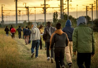 Entre 3.000 y 5.000 inmigrantes sin papeles se encuentran en Calais, al norte de Francia, desde donde esperan poder cruzar a Reino Unido.