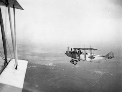 Un avión entrenamiento Curtiss 'Jenny' sobrevuela Canadá, en 1918.