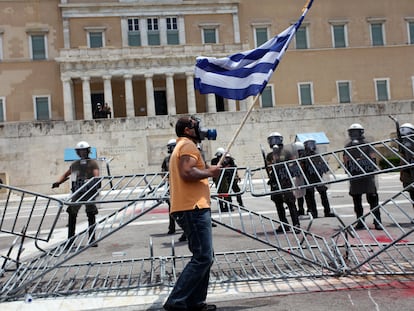 Un manifestante en Atenas durante las protestas contra las políticas de austeridad del Gobierno griego, el 29 de junio de 2011.