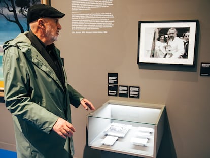 El comisario de la exposición, el artista Antón Reixa, frente a una foto en la que sale Albert Einstein.