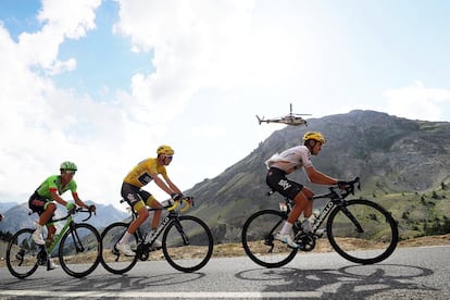 El español, Mikel Landa, del equipo SKY lidera a su compañero de equipo y líder de carrera, Chris Froome, y a Rigoberto Uran en la etapa 18 del Tour de Francia de 2017, el 20 de julio en el Col d'Izoard.