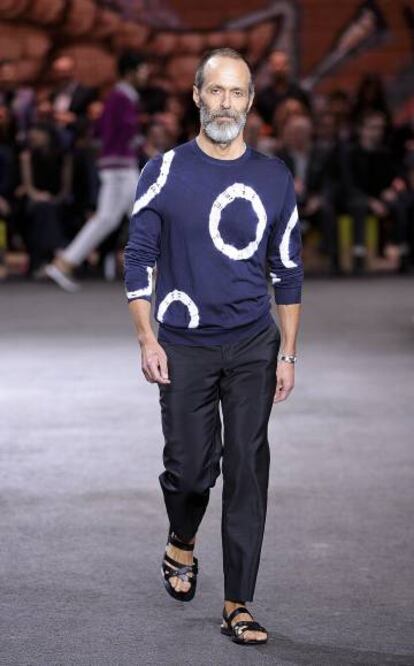 Hermès no quiso imponerse, sino mezclarse con la ciudad: entre sus modelos estaban el diseñador Roman Alonso (en la foto); Philippe Vergne, director del MoCA, o el artista Kory Newkirk.