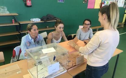 Pie de Foto: Desde la izquierda, Lola Barrantes, Eva Mateos y Alba López, en el colegio electoral de Villa de Vallecas en Madrid.