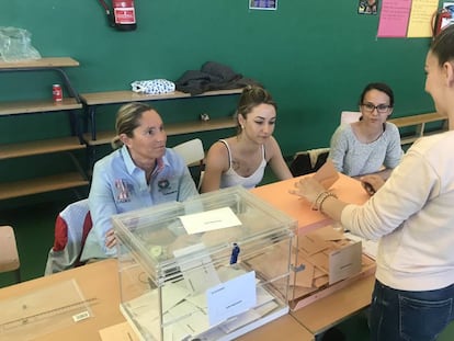 Pie de Foto: Desde la izquierda, Lola Barrantes, Eva Mateos y Alba López, en el colegio electoral de Villa de Vallecas en Madrid.
