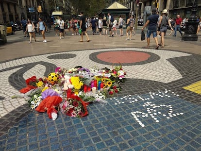 Flores y objetos en homenaje a las víctimas en el lugar del atentado en La Rambla.