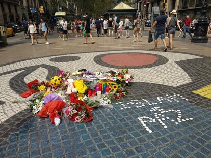Flores y objetos en homenaje a las víctimas en el lugar del atentado en La Rambla.