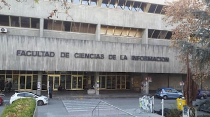 Exterior de la facultad de Ciencias de la Información de la Complutense.