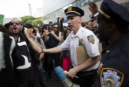 Un agente vigila una manifestación en la avenida de Broadway, Nueva York.