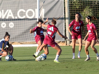 La selección española, durante su primer entrenamiento tras dar salida a la crisis en Oliva, Valencia.