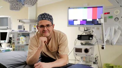 Roberto Ballestero Diego, urólogo, en el hospital de Valdecilla de Santander.
