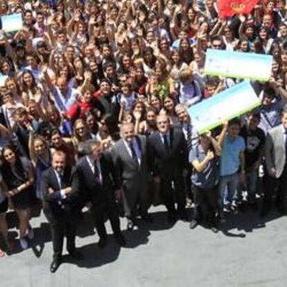 Los premiados junto con los integrantes del jurado y el ministro de Educación, Angel Gabilondo