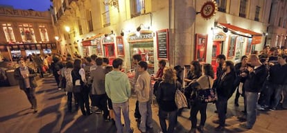 Las colas en los cines Ideal rodeaban el edificio contiguo.