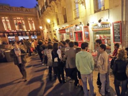 Las colas en los cines Ideal rodeaban el edificio contiguo.