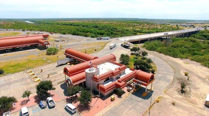 Construido en el año 2000, Port Laredo fue concebido para aliviar la carga de los puentes congestionados por el tráfico transfronterizo de vehículos comerciales de la ciudad de Laredo.