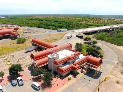 Construido en el año 2000, Port Laredo fue concebido para aliviar la carga de los puentes congestionados por el tráfico transfronterizo de vehículos comerciales de la ciudad de Laredo.