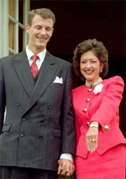 La princesa Alexandra muestra su anillo de compromiso el 31 de mayo de 1995.