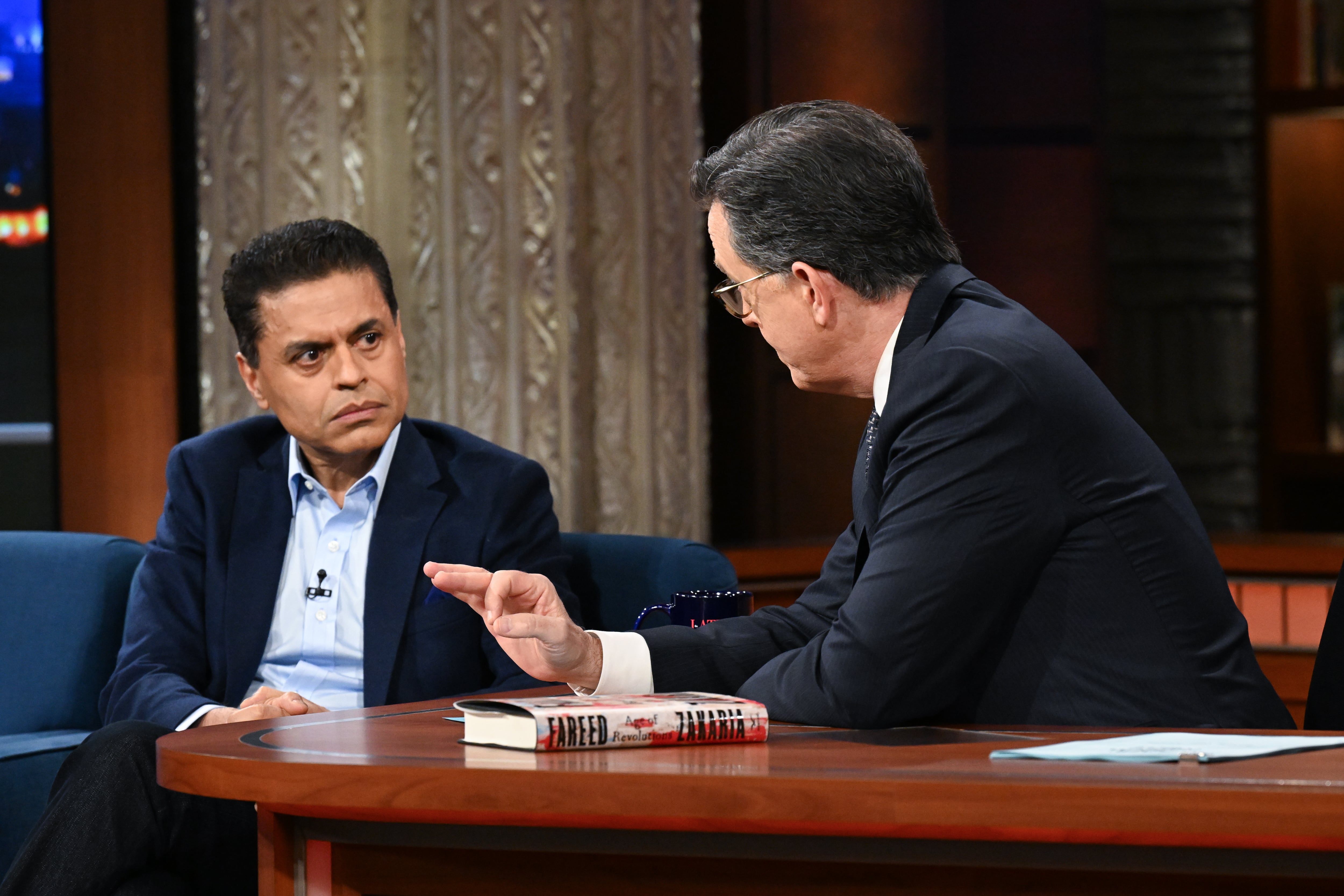 Fareed Zakaria, en el programa de Stephen Colbert, donde acudió en marzo de 2024 para presentar la edición inglesa su último libro.