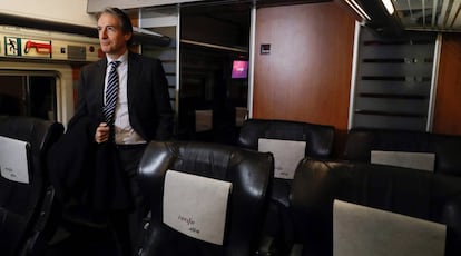 El ministro de Fomento, Íñigo de la Serna, en el AVE Madrid-Barcelona.