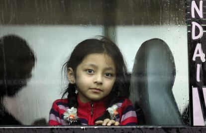 Una niña mira por la ventanilla de un autobús en Qalaat al-Madiq (Siria).