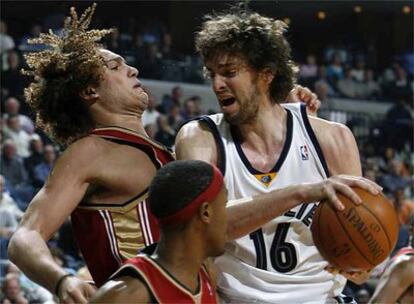 Gasol lucha por un balón en el partido ante los Cavaliers