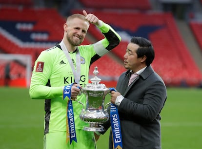 Kasper Schmeichel y Aiyawatt Srivaddhanaprabha.