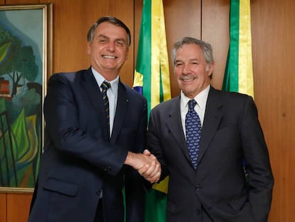 El presidente de Brasil, Jair Bolsonaro, saluda al canciller argentino, Felipe Solá, durante la reunión que mantuvieron en febrero pasado en Brasilia.