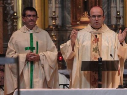 El obispo de San Sebastián, José Ignacio Munilla (en el centro), durante la misa de la celebración de san Ignacio, en la basílica de Loyola, el pasado 1 de agosto.